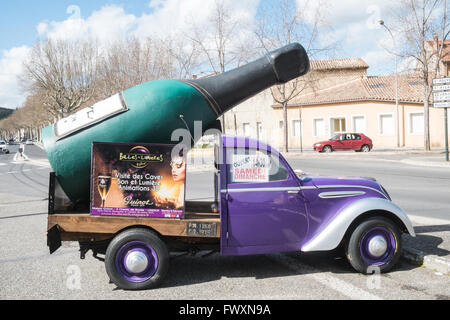 Bouteille de vin,champagne sur une voiture ancienne,publicité événements VIN du véhicule au centre de Limoux, Aude, sud de la France,France,Europe Banque D'Images