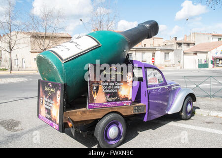 Bouteille de vin,champagne sur une voiture ancienne,publicité événements VIN du véhicule au centre de Limoux, Aude, sud de la France,France,Europe Banque D'Images