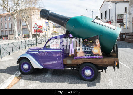 Bouteille de vin,champagne sur une voiture ancienne,publicité événements VIN du véhicule au centre de Limoux, Aude, sud de la France,France,Europe Banque D'Images