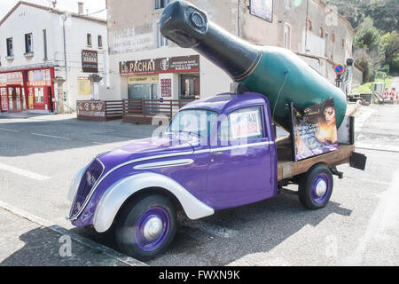 Bouteille de vin,champagne sur une voiture ancienne,publicité événements VIN du véhicule au centre de Limoux, Aude, sud de la France,France,Europe Banque D'Images