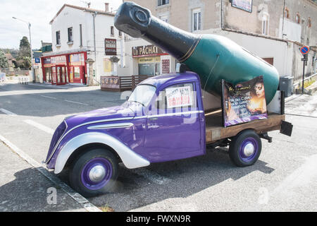 Bouteille de vin,champagne sur une voiture ancienne,publicité événements VIN du véhicule au centre de Limoux, Aude, sud de la France,France,Europe Banque D'Images