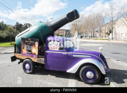 Bouteille de vin,champagne sur une voiture ancienne,publicité événements VIN du véhicule au centre de Limoux, Aude, sud de la France,France,Europe Banque D'Images