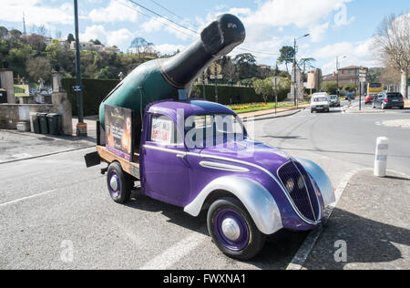 Bouteille de vin,champagne sur une voiture ancienne,publicité événements VIN du véhicule au centre de Limoux, Aude, sud de la France,France,Europe Banque D'Images