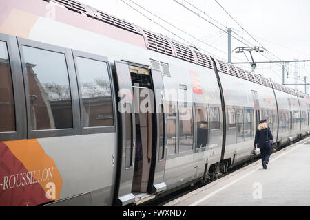 TER (Transports Express Régionaux) train à la gare de Narbonne, Aude, sud de la France. Banque D'Images