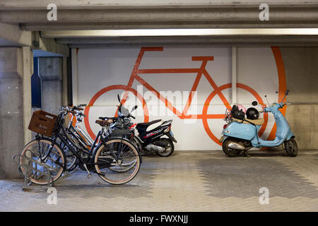 Bike park Public, parking couvert, il fRotterdam, aux Pays-Bas, Banque D'Images