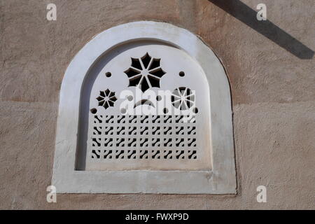 Élément décoratif sur le mur de l'école Al-Ahmadiya, Deira, DUBAÏ, ÉMIRATS ARABES UNIS Banque D'Images