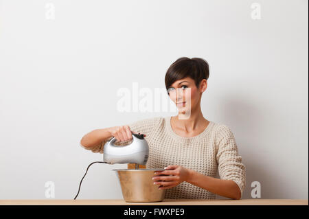 Femme avec un mélangeur Banque D'Images