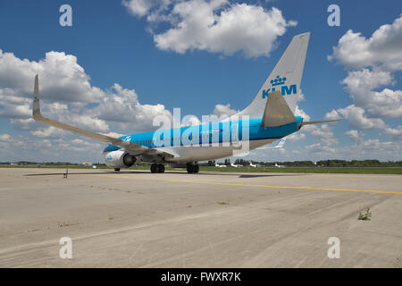 Ukraine BORISPOL, - 5 juillet, 2014 : KLM Boeing 737 au terminal de circulation au sol après l'atterrissage à l'aéroport Banque D'Images
