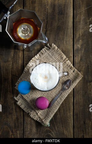 Tasse de cappuccino et macarons sur table, vue d'en haut Banque D'Images