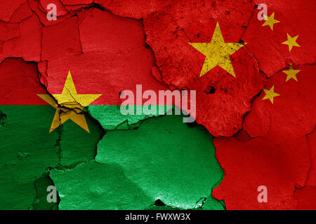 Drapeaux du Burkina Faso et de la Chine peint sur mur fissuré Banque D'Images