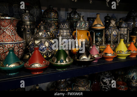 Le tagine marocain traditionnel pots en terre cuite, Maroc Banque D'Images