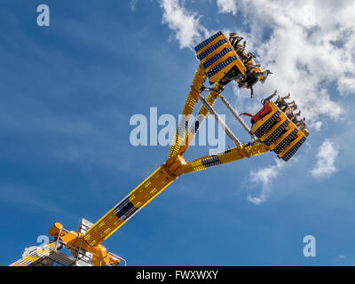 Personnes dans un trajet vertical dans le ciel en Ultimate le fun fair sur la fête du Roi aux Pays-Bas Banque D'Images