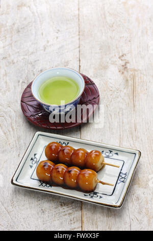 Mitarashi dango, quenelles avec du riz japonais sauce soja sucrée Banque D'Images