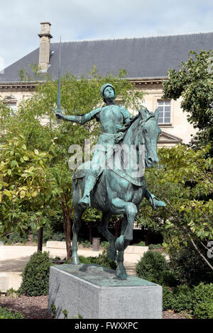 Une statue équestre de Jeanne d'Arc sur place Cardinal-Luçon, à proximité de Cathédrale Notre Dame de Reims, Champagne-Ardenne, France. Banque D'Images