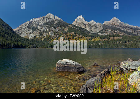 WYOMING - Rock le long de la rive du lac Taggart, destination populaire situé sur le côté est de la chaîne Teton à Grand Teton National Park Banque D'Images