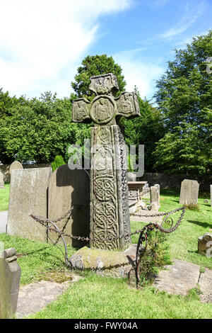 8e siècle croix anglo-saxonne au St Lawrence's Parish Church Eyam Derbyshire England UK Banque D'Images