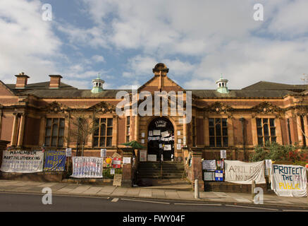 Le calme de l'extérieur de la Bibliothèque Carnegie à Herne Hill, Londres du sud tout en occupants reste à l'intérieur de la place au jour 9 de l'occupation, 8 avril 2016. La colère de la communauté locale dans le département du sud ont occupé leurs ressource importante pour l'apprentissage et de rencontre pour la fin de semaine. Après une longue campagne menée par les sections locales, Lambeth sont allés de l'avant et fermé les portes de la bibliothèque pour la dernière fois parce qu'ils disent, les coupes dans leur budget des millions moyenne doit être enregistré. Banque D'Images