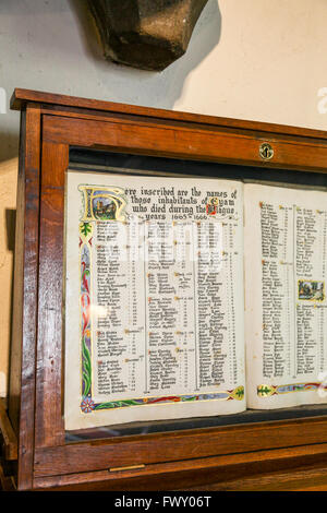 Registre des décès dus à la peste dans l'église paroissiale de St Lawrence Eyam Derbyshire England UK Banque D'Images