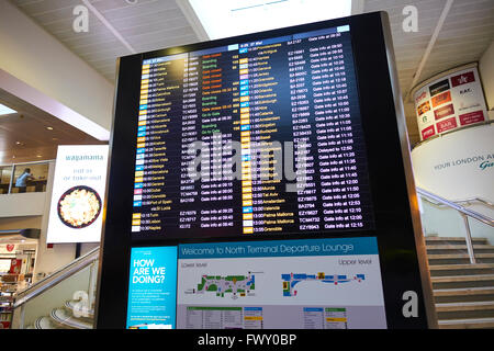 Départ de Vol électronique Board North Terminal Gatwick Airport West Sussex London UK Banque D'Images