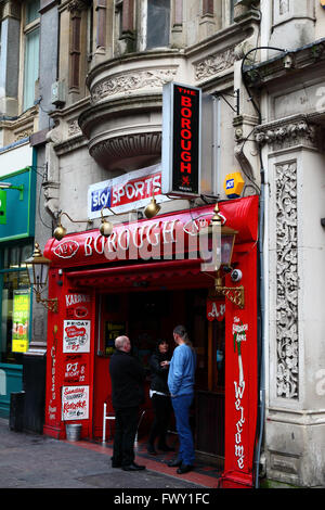 Les gens discutent et fument à l'extérieur entrée du pub Borough Arms au 8 St Mary Street, Cardiff, South Glamorgan, pays de Galles, Royaume-Uni Banque D'Images