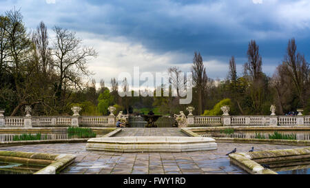 Vue de jardins italiens dans Kensington Gardens. Un jardin d'eau ornementaux dans ce célèbre Royal Park à Londres, Royaume-Uni Banque D'Images