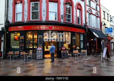 Homme debout à l'extérieur de Cornish Fournil boulangerie / cafe à au menu, Cardiff, South Glamorgan, Wales, Royaume-Uni Banque D'Images