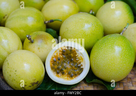 Gros plan arrière-plan coupe couleur délicieux dessert alimentation nourriture frais Fruits exotiques fraîcheur gourmet granadilla moitié sain ingrédient Banque D'Images