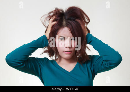 Le stress. Femme a souligné est fou tirant ses cheveux dans la frustration. Banque D'Images