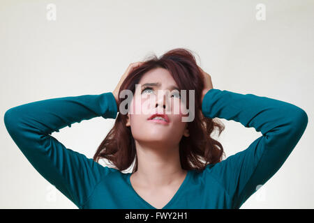 Le stress. Femme a souligné est fou tirant ses cheveux dans la frustration. Banque D'Images