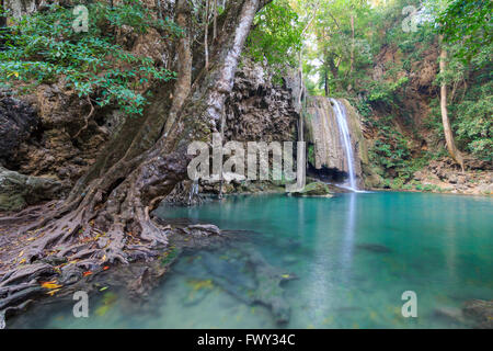 Chutes d'eau en forêt profonde à la Cascade du Parc National d'Erawan en Thaïlande Kanchanaburi Banque D'Images