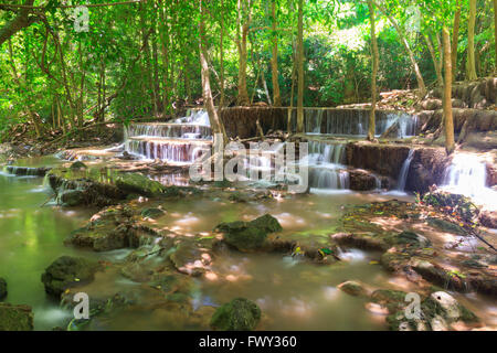 Chutes d'eau en forêt profonde à Huai Mae Khamin Cascade dans le Parc National de la Thaïlande Kanchanaburi Banque D'Images