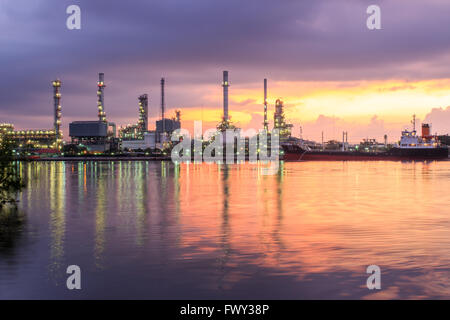 L'industrie des raffineries de pétrole à l'usine de crépuscule dramatique matin Banque D'Images