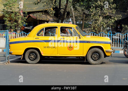 Le grand ancien ambassadeur de Kolkata taxi jaune Banque D'Images