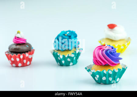 Cupcakes à la vanille avec glaçage buttercream et diverses décorations Banque D'Images