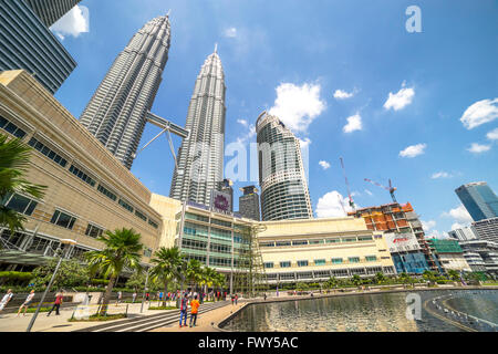 KUALA LUMPUR, MALAISIE - 10 janvier 2016 : touristes visitent le parc KLCC, qui contient les Tours Petronas et de luxe un Banque D'Images