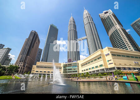 KUALA LUMPUR, MALAISIE - 10 janvier 2016 : touristes visitent le parc KLCC, qui contient les Tours Petronas et de luxe un Banque D'Images