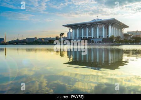 Tuanku Mizan Zainal Abidin masjid pendant le lever du soleil à Putrajaya, Malaisie Banque D'Images