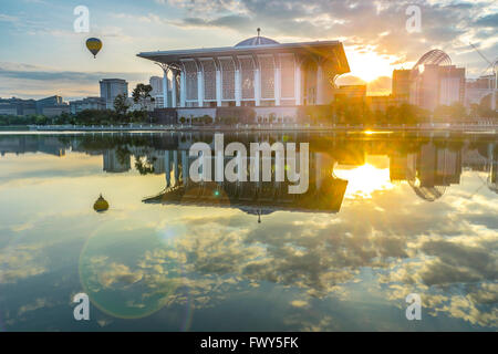 Tuanku Mizan Zainal Abidin masjid pendant le lever du soleil à Putrajaya, Malaisie Banque D'Images