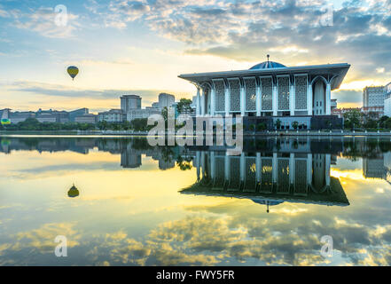 Tuanku Mizan Zainal Abidin masjid pendant le lever du soleil à Putrajaya, Malaisie Banque D'Images