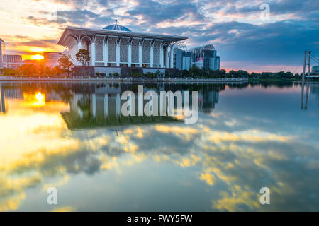 Tuanku Mizan Zainal Abidin masjid pendant le lever du soleil à Putrajaya, Malaisie Banque D'Images