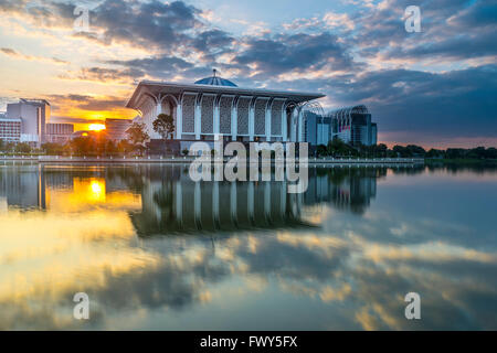 Tuanku Mizan Zainal Abidin masjid pendant le lever du soleil à Putrajaya, Malaisie Banque D'Images