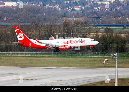 Airbus A321-211 d'Air Berlin, à l'atterrissage à l'aéroport Franz Josef Strauss, Munich, Haute-Bavière, Allemagne, Europe. Banque D'Images