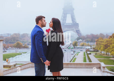 Valentines Day travel destination, couple in love près de Eiffel Tower, Paris, France Banque D'Images