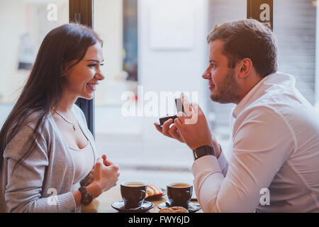 Concept d'engagement, proposition, happy couple in restaurant, l'homme offre l'anneau, m'épouser Banque D'Images