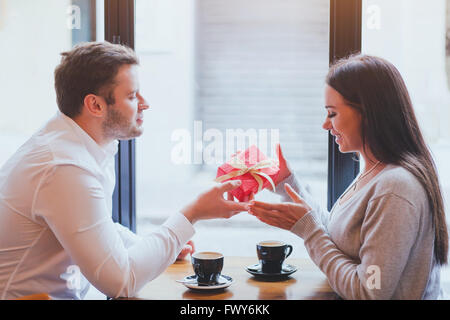 L'homme et de la femme, cadeau romantique, datant Banque D'Images