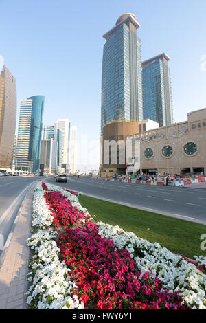 DOHA, QATAR - 17 février 2016 : parterres municipaux à côté de la City Centre Mall et hôtels à Dafna avec visible ouvriers Banque D'Images