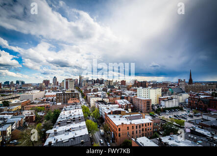 Voir de gros nuages au-dessus de Mount Vernon, Baltimore, Baltimore, Maryland. Banque D'Images