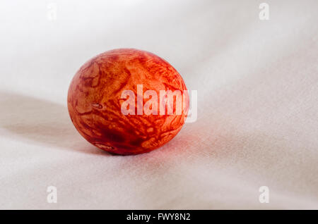 Oeuf de Pâques rouge isolé sur fond blanc. Banque D'Images