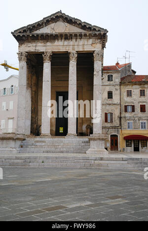 Pula, Istrie, Croatie. Le Temple d'Auguste (Croate : Augustov hram) est un temple romain bien conservé dans la ville de Pula, Croatie (connu à l'époque romaine comme Pola). Dédié au premier empereur romain, Auguste, il fut probablement construit au cours de la vie de l'empereur à un moment donné entre 2 BC et sa mort en l'an 14. Il a été construit sur un podium avec un prostyle tétrastyle portique de colonnes corinthiennes et mesure environ 8 m (26 ft) de 17,3 m (57 ft). La frise richement décoré est similaire à celle d'un peu plus grand et plus vieux temple, la Maison Carrée à Nîmes, France Banque D'Images