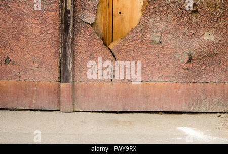 Vieux chappy surface des portes en bois peint. Banque D'Images